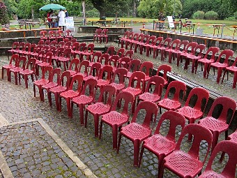 Bestuhlung Stadtgarten Musikpavillon Impro-Theater-Sommer
