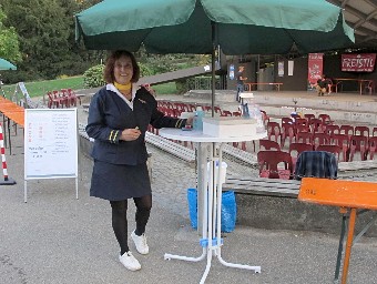Open Air Impro-Theater Sommer im Stadtgarten - Helferin am Eingang