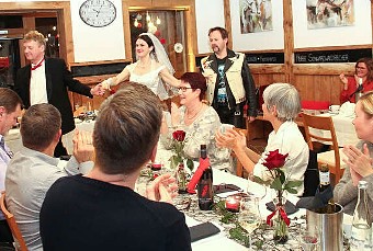 FREISTIL Dinner-Krimi \\"Mord am Hochzeitsabend\\" in Berghaupten, Marktscheune
